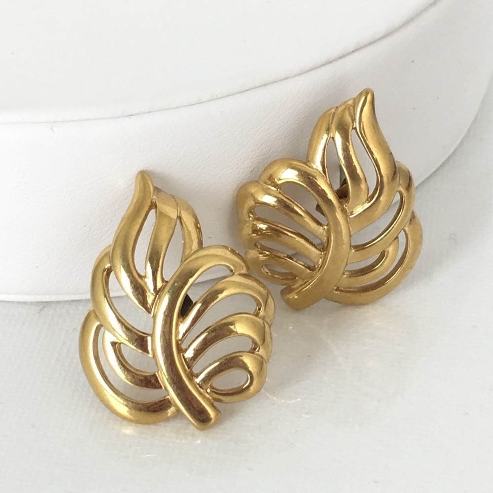Vintage Napier Signed Estate Earrings Gold Tone Filigree Leaf Pierced Post Retro - Picture 6 of 13